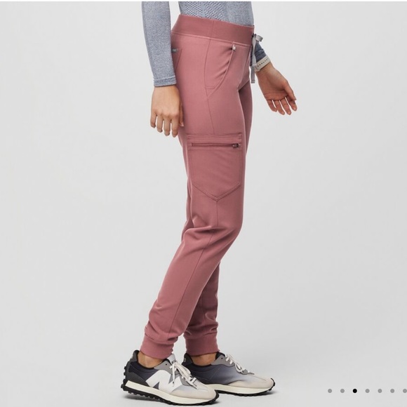 FIGS Casma Three-Pocket Scrub Top + Zamora Jogger Scrub Pants - Picture 5 of 6